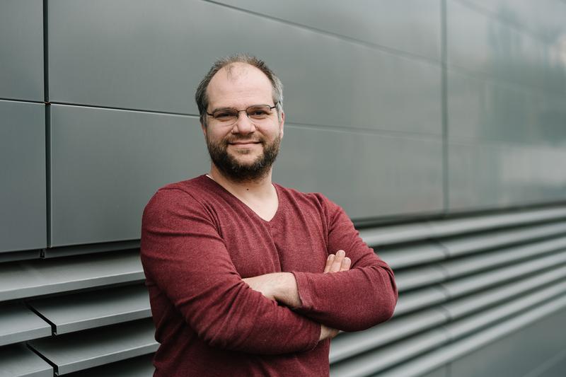 Stefan Schild erforscht mit seinem Team die Überlebensstrategien von krankmachenden Bakterien. 