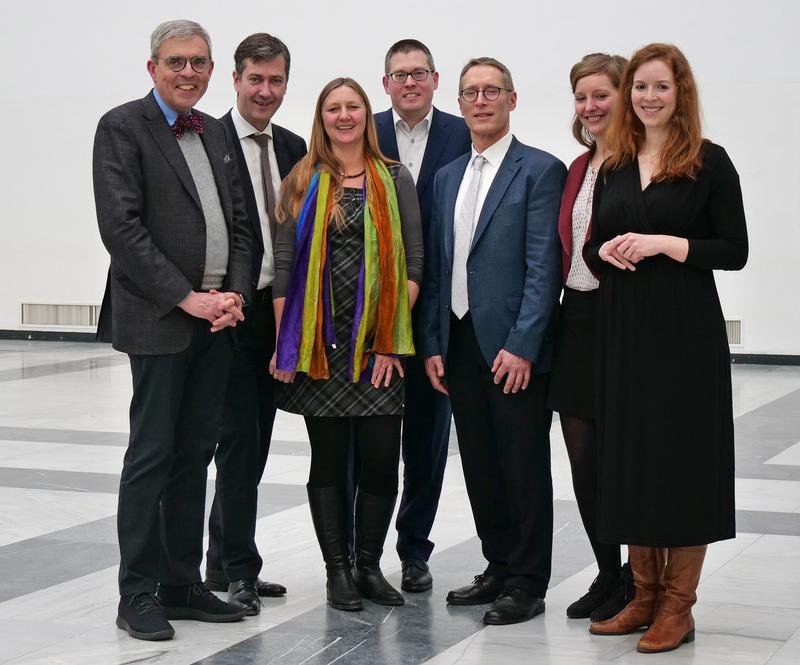 Nach der Pressekonferenz zur Gründung des Else Kröner Center (v.l.): Matthias Frosch, Christian Schuchardt, Christa Kasang, Oliver Kurzai, Andreas Müller, Saskia Kreibich, Dr. Judith von Heusinger.