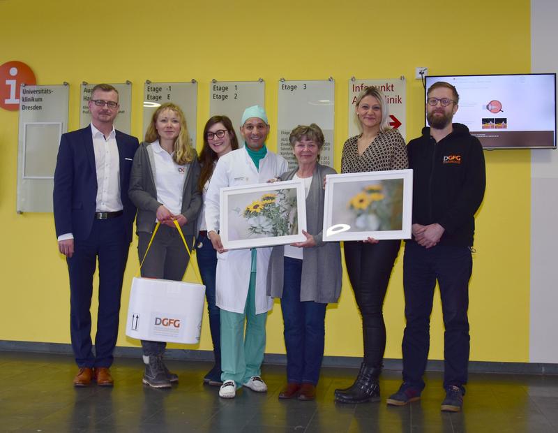 Dr. Polster, ärztlicher Regionalleiter der DGFG, Andrea Thäder-Voigt, Lisa-Marie Görke (alle DGFG), Oberarzt Prof. Raiskup, Patientin Jutta Poisel, Li Kaltanecker und Matthias Polzin (beide DGFG).