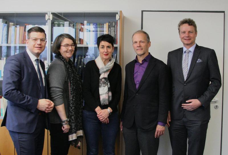 Von links nach rechts: MdL Björn Försterling, MdL Susanne Schütz, Administrative Geschäftsführerin DSMZ Bettina Fischer, Wissenschaftlicher Direktor DSMZ Prof. Dr. Jörg Overmann, MdB Jens Beeck 