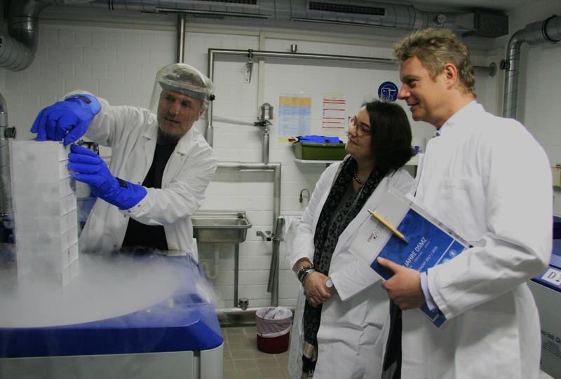 Stickstofflager der menschlichen und tierischen Zellkulturen an der DSMZ. Von links nach rechts Dr. Hilmar Quentmeier, MdL Susanne Schütz, MdB Jens Beeck