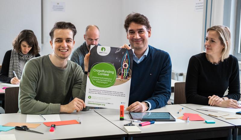 Crowdfunding im Klassenzimmer: Das Entrepreneurship-Team der PFH freut sich auf Bewerbungen für den Schulideenbeweger. Lukas Campen und Prof. Dr. Bernhard H. Vollmar (vorne, v.l.) koordinieren ihn.