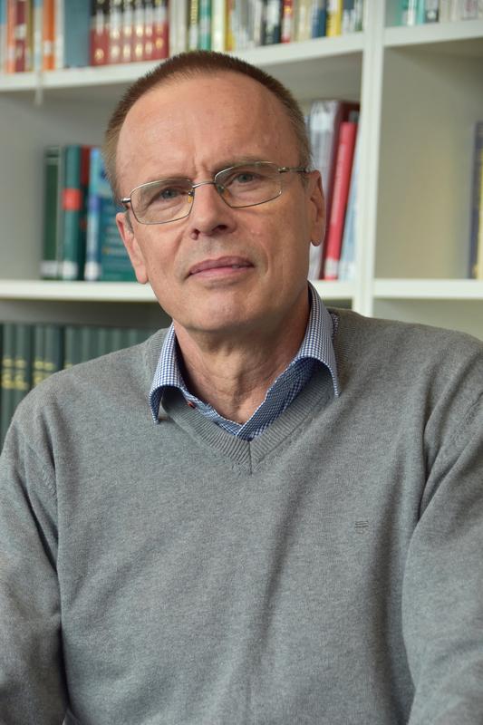 Dr. Peter Schumann