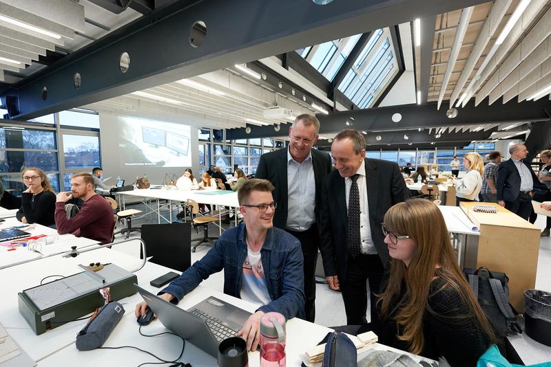 Prodekan Prof. Dipl.-Ing. Ulof Rückert (links) und Wissenschaftsminister Prof. Dr. Konrad Wolf im Gespräch mit Architekturstudierenden an ihren neuen Arbeitsplätzen