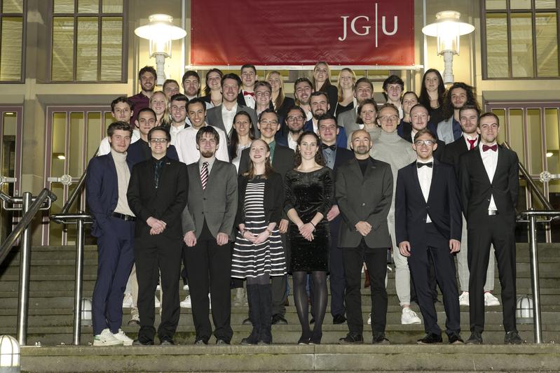 Gruppenfoto der geehrten studentischen Welt-, Europa- und Deutschen Hochschulmeister an der JGU
