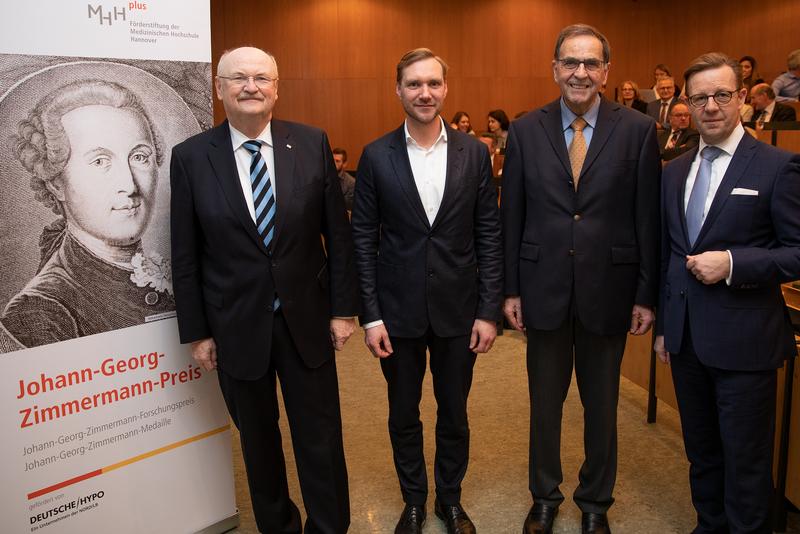 Bei der Preisverleihung in der MHH: die Professoren Michael Manns, Jan-Henning Klusmann, Peter Michael Schlag und Andreas Rehfus, Vorstand der Deutschen Hypothekenbank (von links)., 