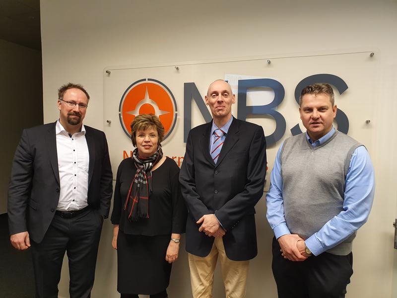 Prof. Dr. Röhl (links) und Prof. Dr. Zerbin (rechts) mit den Besuchern der Hogeschool Utrecht