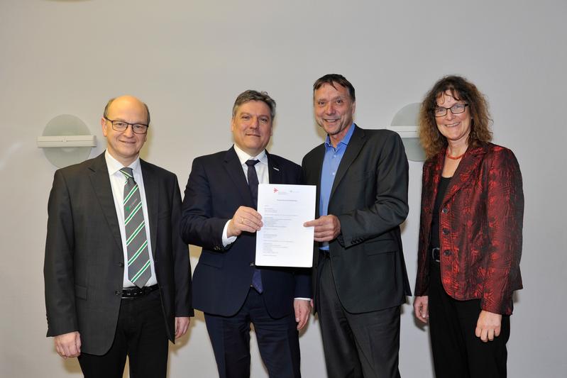 Kooperation vereinbart (v. l.): Prof. Daniel Goldmann (TU Clausthal), TU-Präsident Prof. Joachim Schachtner, Prof. Detlev Reymann (Präsident Hochschule RheinMain) und Prof. Ulrike Stadtmüller (HSRM).