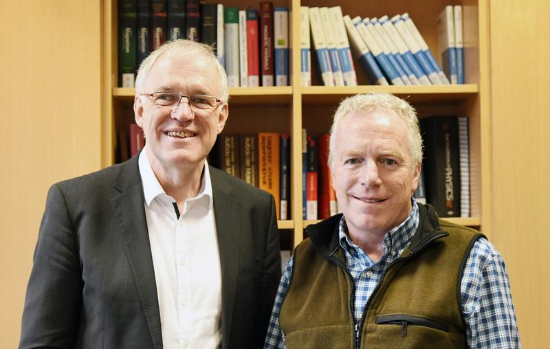 As a Mercator Fellow of the DFG Richard D. James from the University of Minnesota (right) will investigate shape memory materials at Kiel University together with Professor Eckhard Quandt.