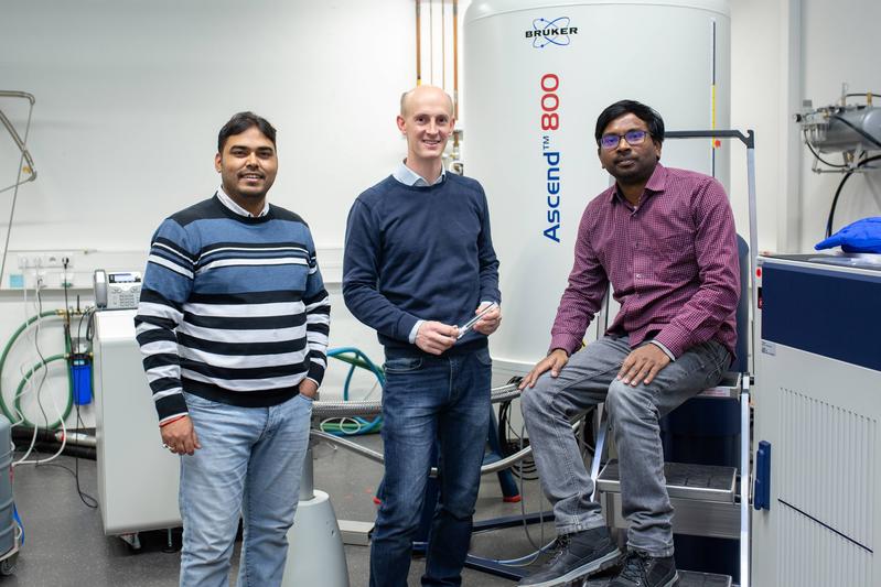 Prof. Rasmus Linser (Mitte) mit seinen Mitarbeitern (v.l.) Dr. Himanshu Singh und Dr. Suresh Vasa..