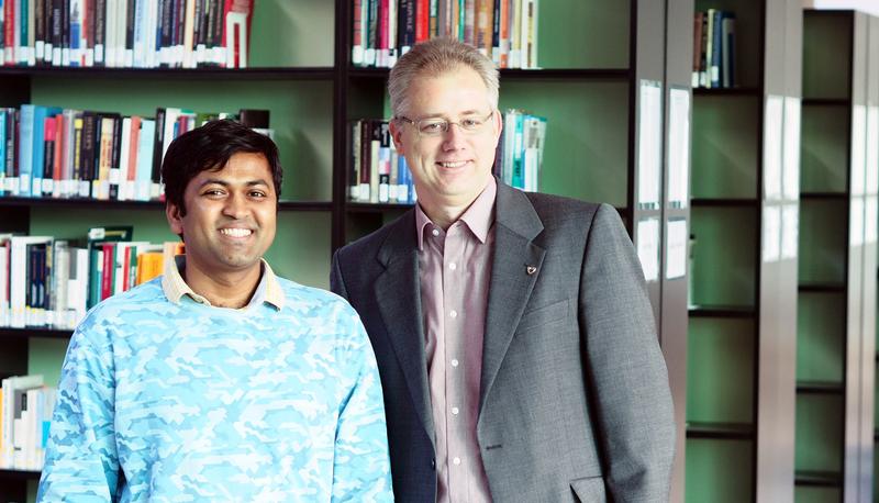 Dr. Kalyanashis Jana (on the left), fellow of the Humboldt Foundation, is spending two years researching in the group of Dr. Ulrich Kleinekathöfer, Professor of Theoretical Physics at Jacobs 