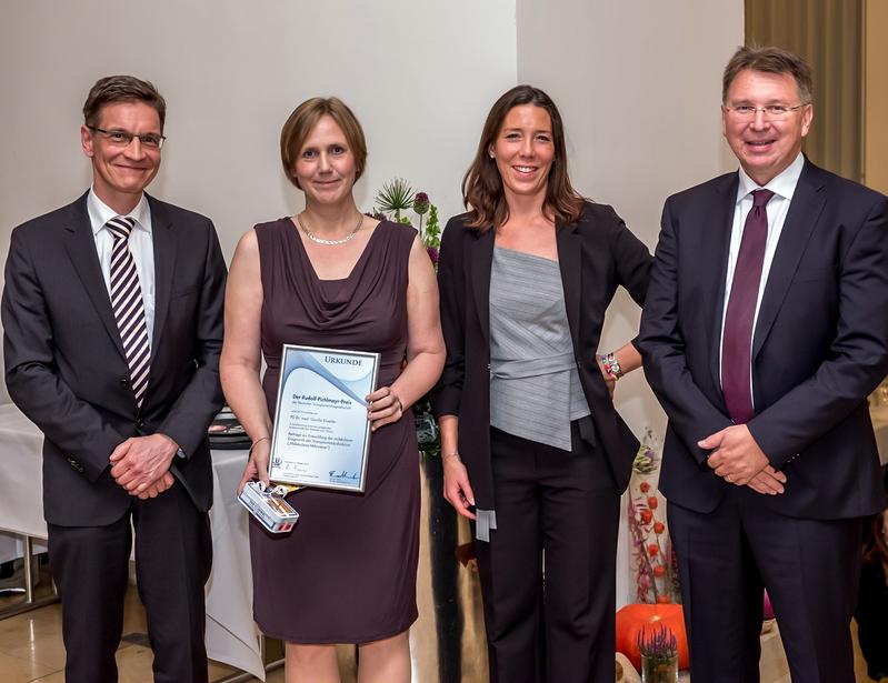 v.l.: DTG-Präsident Prof. Dr. Christian Strassburg, PD Dr. Dr. Gunilla Einecke, Dr. Nicola Nowak von der Fa. Biotest (Preis-Sponsor) sowie der frührere Präsident der DTG, Prof. Dr. Bernhard Banas