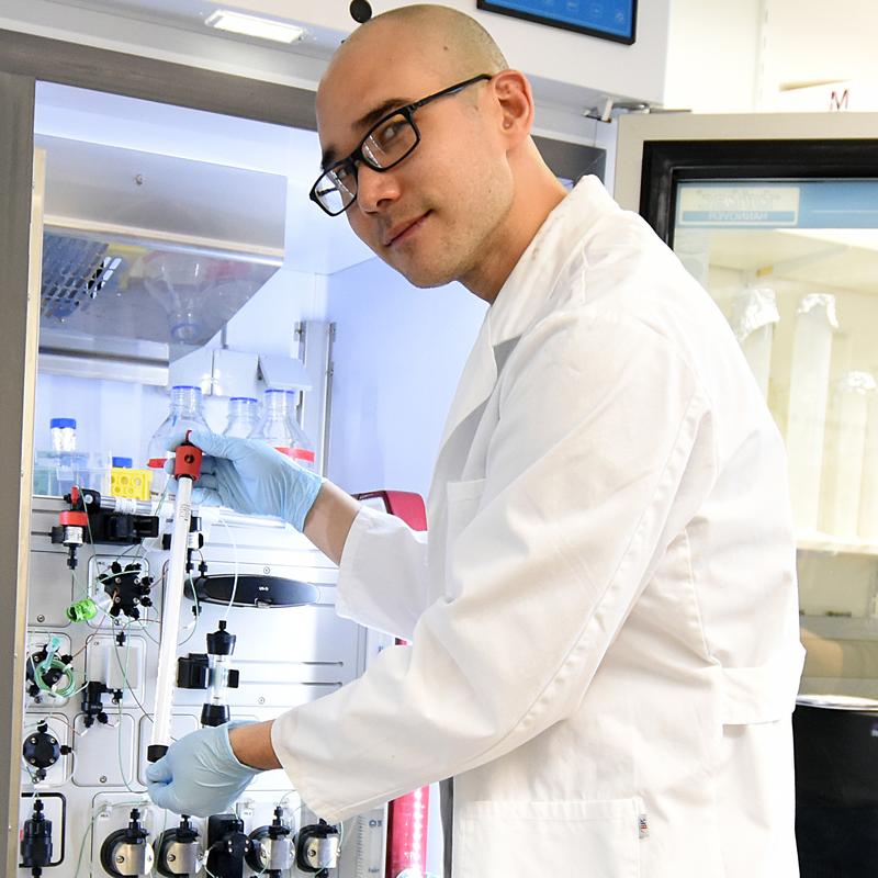 Felix Klatt bei der Arbeit mit einem ÄKTA Chromatographie-System, welches unerlässlich für die Herstellung der in der Publikation verwendeten Proteinvarianten war. 