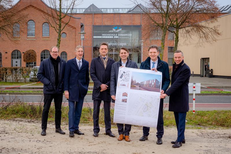 Hochschullleitung, Stadtoberhaupt und Bauunternehmung freuen sich, dass das Laborgebäude am Campus Lingen realisiert wird.
