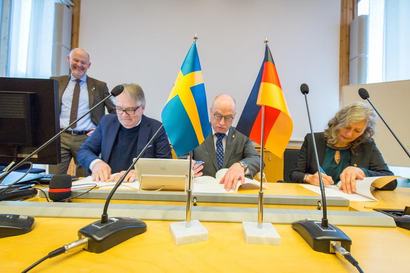 Unterzeichnung der Vereinbarung für das Max Planck Center durch Vertreter der Universität Lund, der Max-Planck-Gesellschaft und der Schwedischen Universität für Agrarwissenschaften.  