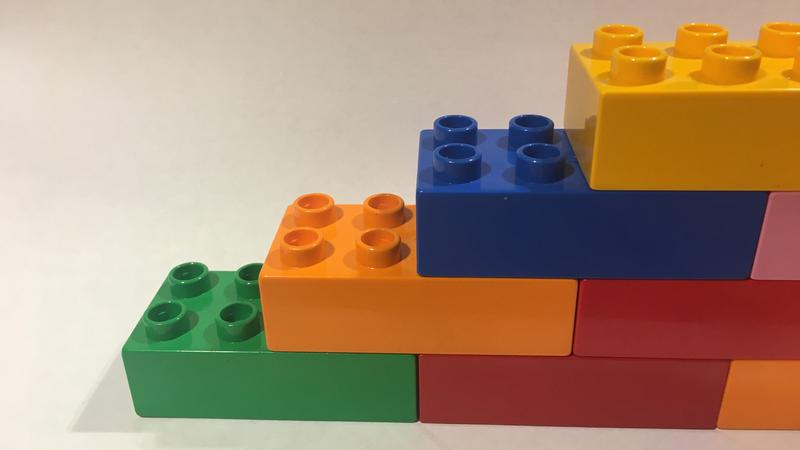 Careful polishing produces even steps with a height of exactly one atom – as in the attempt to build a slanted plane using only Lego bricks of the same size.
