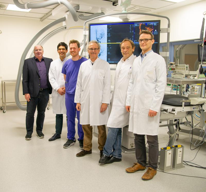 Die beteiligten Forscher im Angiographie-Operationssaal der Neurologie (von links): Prof. Dr. Nieswandt, Prof. Dr. Pham, Dr. Kollikowski, Prof. Dr. Stoll, Prof. Dr. Müllges und Dr. Schuhmann.