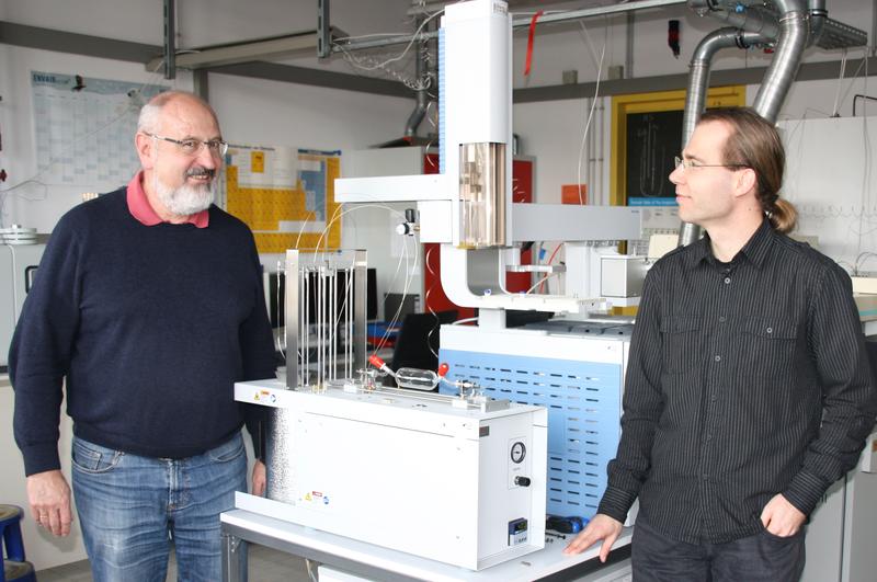 Prof. Dr. Gerhard Gebauer (li.) und Philipp Giesemann M.Sc. (re.) im Labor für Isotopen-Biogeochemie der Universität Bayreuth. 