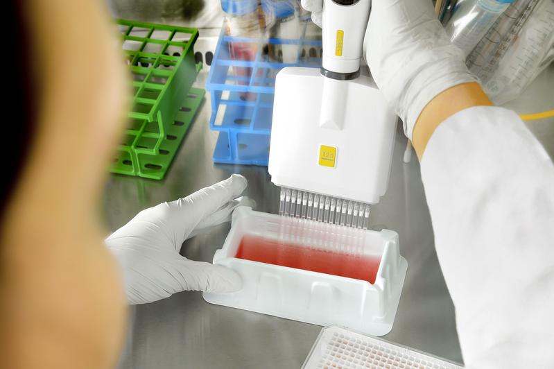 Im Labor wird die Wirkung unterschiedlicher Medikamente auf patienteneigenes Zellmaterial getestet. Das Verfahren kann zusätzliche Informationen für die maßgeschneiderte Behandlung liefern.