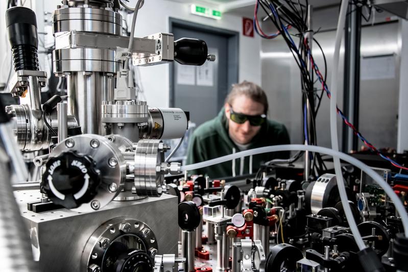Wissenschafter aus Wien am Experiment, das ein schwebendes Nanoteilchen in seinen bewegten Quantengrundzustand kühlte.