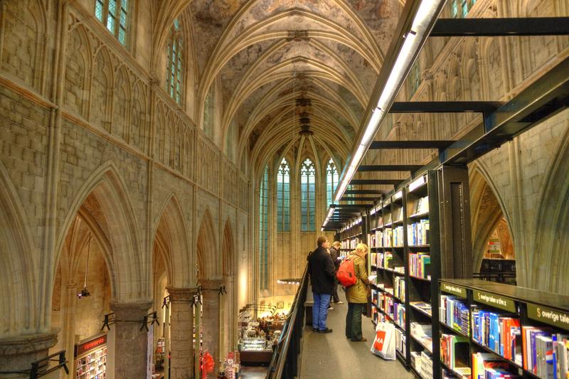 Buchladen statt Gotteshaus: 20.000 Bücher finden sich unter dem Dach der ältesten gotischen Kirche in den Niederlanden, der Dominikanerkirche in Maastricht.