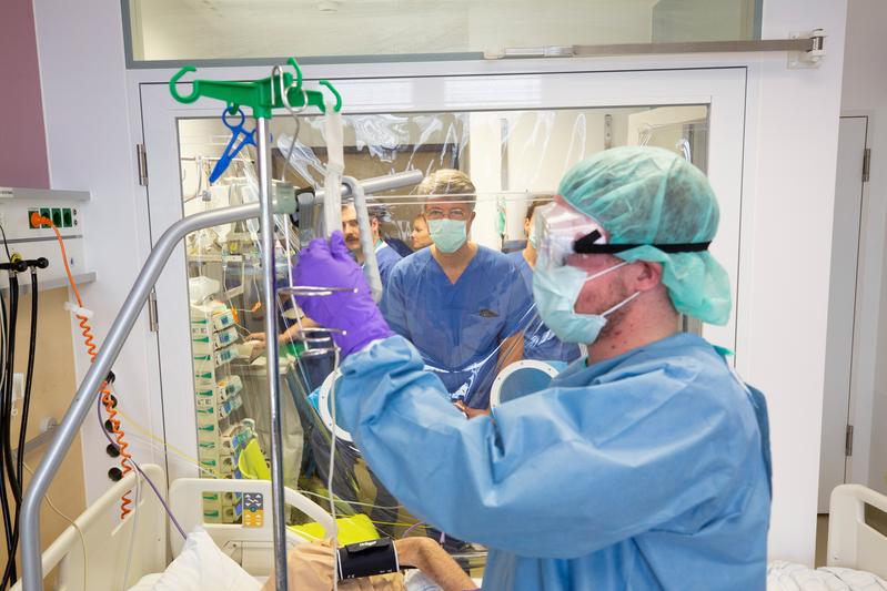 Der erste Kymriah-Patient am UKL erhält im Juni 2019 sein in einem Speziallabor behandeltes Zellmaterial per Infusion zurück. Ein bedeutender Moment für Prof. Uwe Platzbecker (im Hintergrund, Mitte).