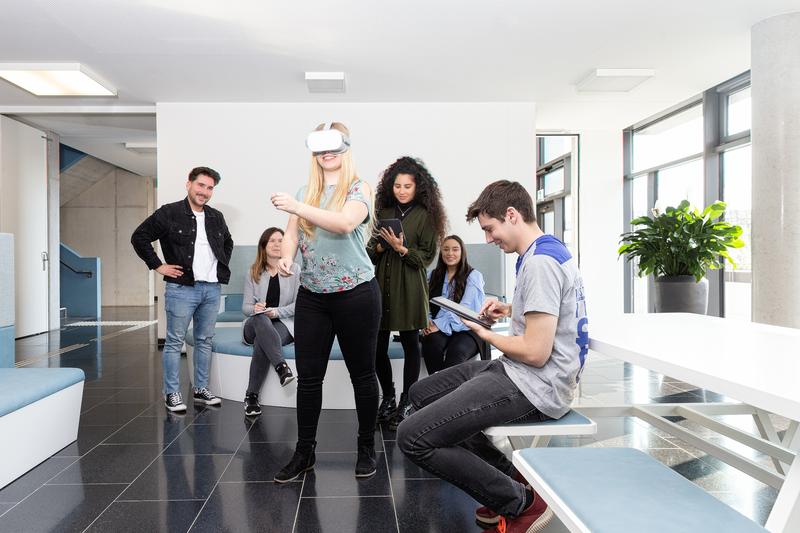 Studierende des Studiengangs 'Gesundheitsdaten und Digitalisierung' der hsg Bochum lernen und arbeiten digital.