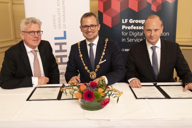 Signing the contract for the Professorship – Markus Rosenbaum (Managing Director LF Group), Prof. Stephan Stubner (HHL Dean), Dr. Marcus Kölling (HHL Chancellor)