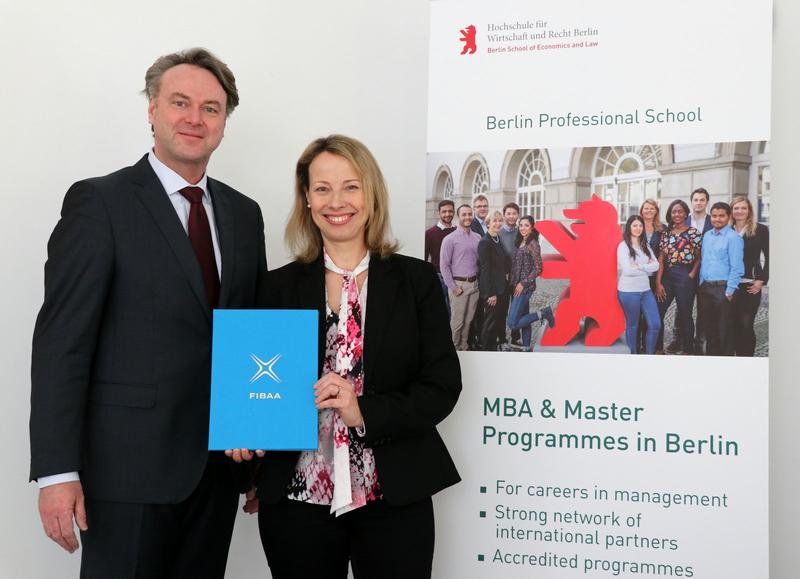 Direktor der Berlin Professional School Prof. Dr. Matthias Tomenendal und Studiengangsleiterin des Berlin Part-Time MBA Prof. Dr. Solveig Reißig-Thust nehmen Urkunde der FIBAA entgegen