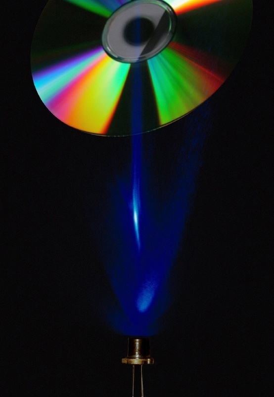 © Fraunhofer IAF - Die Laserdiode erzeugt einen Lichtstrahl mit einer Wellenlänge von 420 nm.