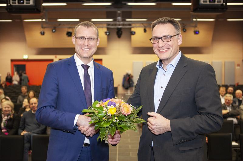 (BU: Senatspräsident Prof. Dr. Claus Neumann (rechts im Bild) gratuliert dem künftigen Präsidenten der Fachhochschule Kiel, Professor Dr. Björn Christensen, zu dessen Wahl. 
