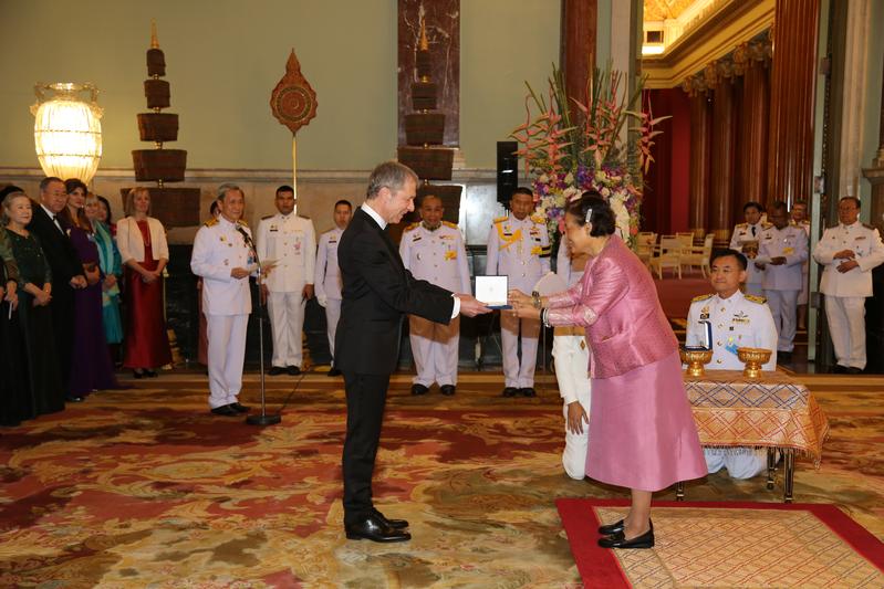 Prof. Dr. Ralf Bartenschlager erhielt den "Prince Mahidol Award 2019" aus der Hand von Prinzessin Maha Chakri Sirindhorn, einer Enkelin des Namensgebers Prinz Mahidol von Songkla.