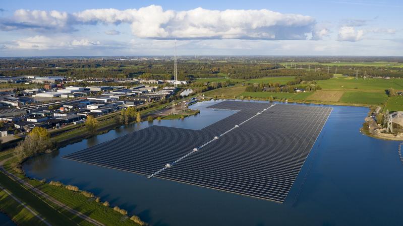 Der Solarpark Sekdoorn bei Zwolle in den Niederlanden.