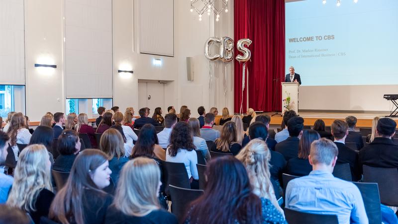 Erstsemester-Begrüßung durch Prof. Dr. Markus Raueiser, Dekan des Fachbereichs International Business