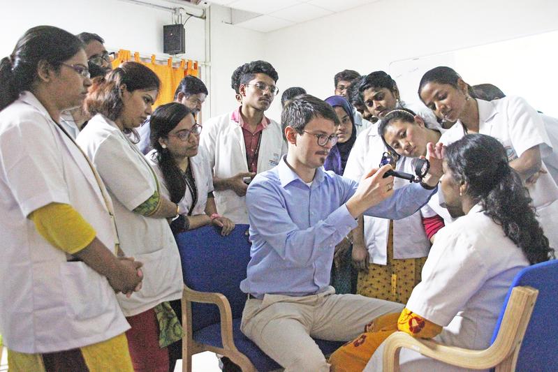 Smartphone-basiertes Augen-Screening in Indien: Am Sankara Eye Hospital in Bangalore schult Dr. Maximilian Wintergerst (Mitte) augenärztliches Hilfspersonal in der Smartphone-basierten  Funduskopie
