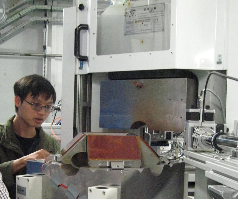 Dr. Longjian Xie bei der Vorbereitung eines Experiments am Elektronensynchrotron SOLEIL in Saint Aubin bei Paris. 