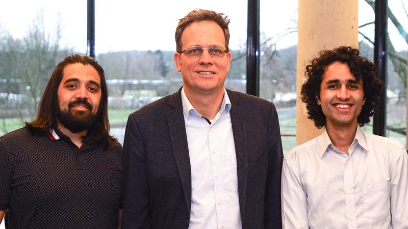 Gari Jose Ciodaro Guerra, Dr. Stefan Kettemann und Avinash Niroula (v.l.n.r.) freuen sich über die guten Platzierungen bei der SMS digital Data Challenge.