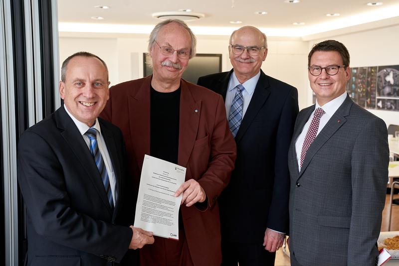 Foto von links: Prof. Dr. Konrad Wolf, Prof. Dr. Kristian Bosselmann-Cyran, Prof. Dr. Eberhard Menzel (Vorsitzender des Hochschulrats) und Matthias Nester (Vorsitzender des Kuratoriums der Hochschule