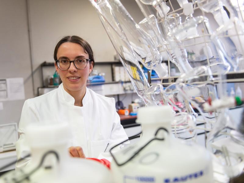 Dr. Stephanie Kath-Schorr vom LIMES-Institut der Universität Bonn im Labor. 