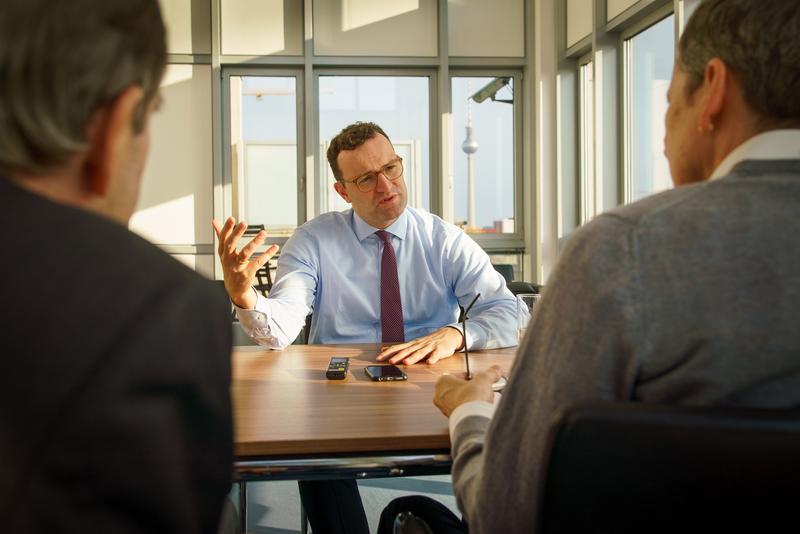 Jens Spahn, MdB, Bundesminister für Gesundheit (M.), im Gespräch mit HERZ heute-Chefredakteur Professor Thomas Meinertz (l.) und Joachim Mohr (r.), beratendes Redaktionsmitglied.