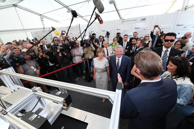 Messe-Rundgang des Bundespräsidenten: bei der „Woche der Umwelt“ 2016 stattete das damalige deutsche Staatsoberhaupt Joachim Gauck mit seiner Partnerin Daniela Schadt den Ausstellern einen Besuch ab.