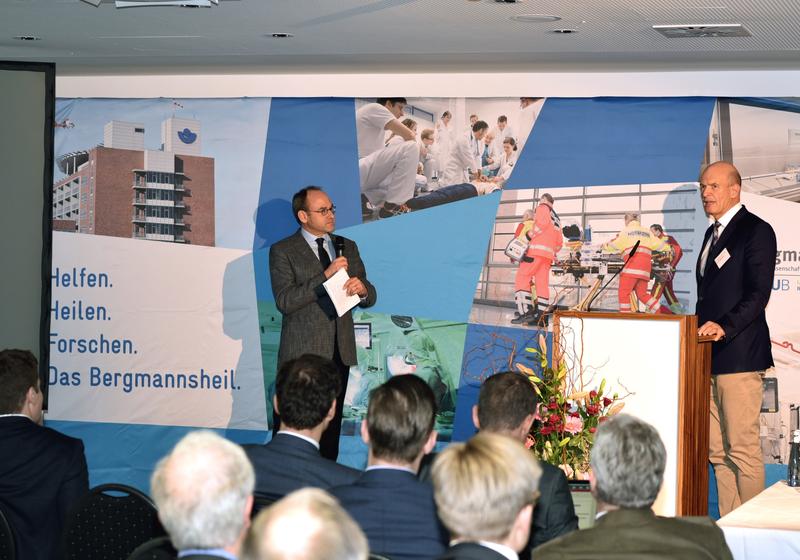 Prof. Dr. Thomas A. Schildhauer (links, Bergmannsheil Bochum) mit Prof. Dr. Bertil Bouillon (Kliniken Köln)
