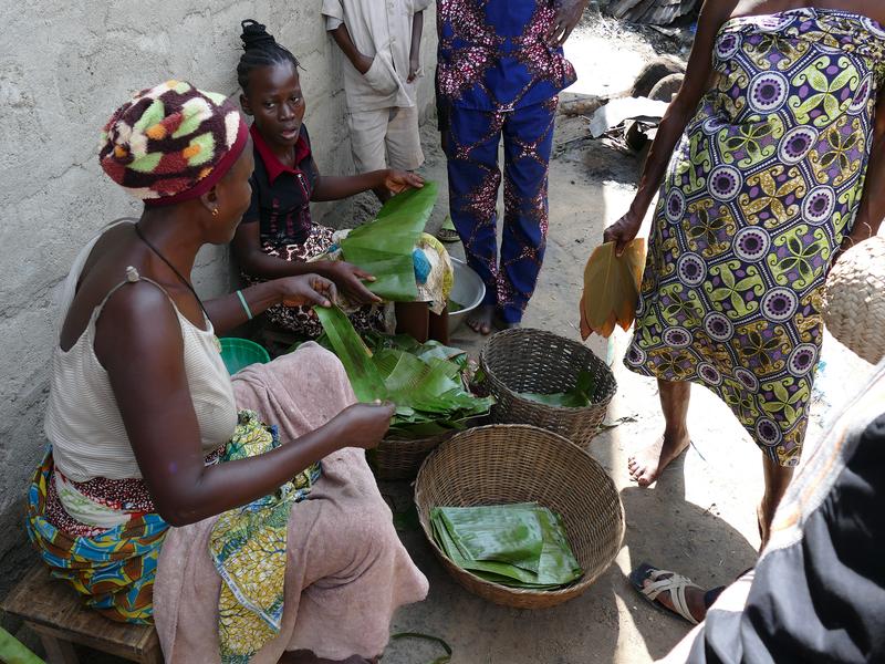 Frauen im Benin bereiten die Bananenblätter für die Verpackungsnutzung vor. 