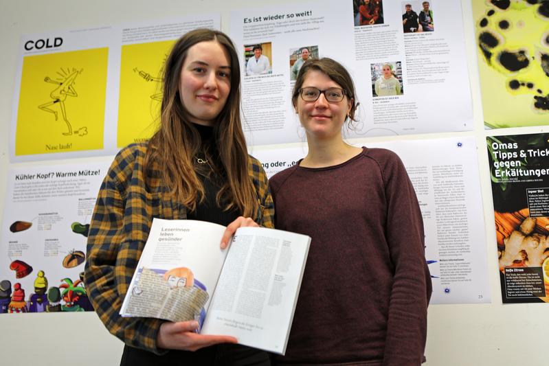 Die beiden Studentinnen der Fakultät Gestaltung, Lea Strauß (links) und Jasmina Jüngling, präsentierten stellvertretend für das 10-köpfige Team ihr gemeinsames Produkt, das COLD-Magazin.