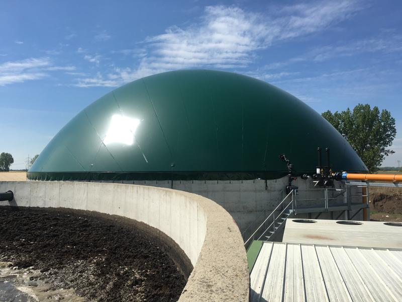 Biogasanlage mit Gärrestlager im Vordergrund