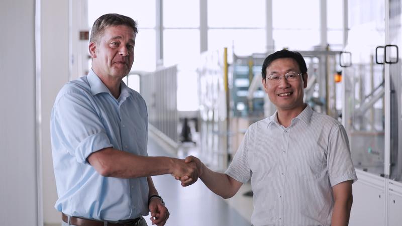 Michael Lickefett, Abteilungsleiter Fabrikplanung und Produktionsmanagement am Fraunhofer IPA, und Professor Hao Wang, Vizedekan der Fakultät für Maschinenbau an der SJTU