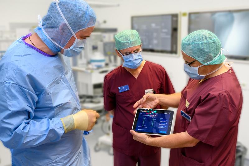 Ärzte kontrollieren die Aktivität des Schrittmachers auf dem Tablet.