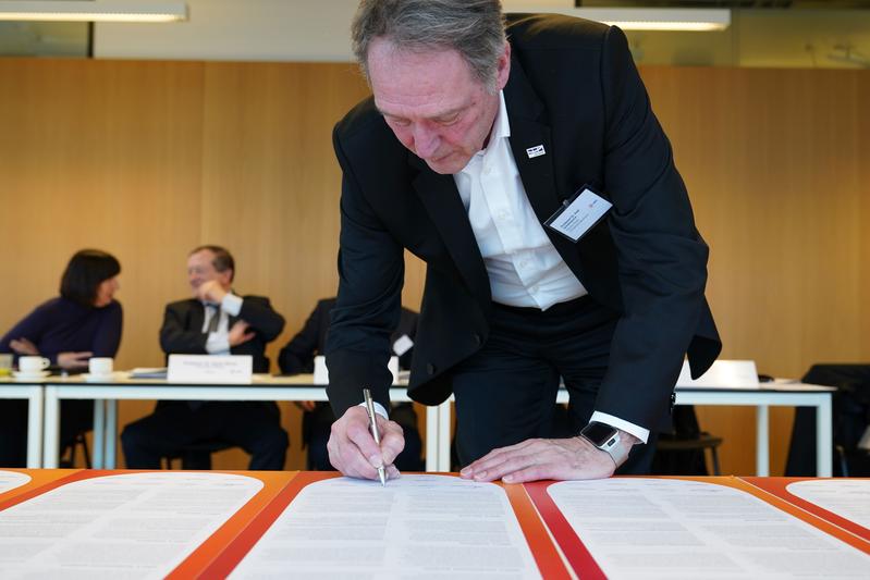 Rektor Axel Schölmerich unterzeichnet das Mission Statement für die RUB.