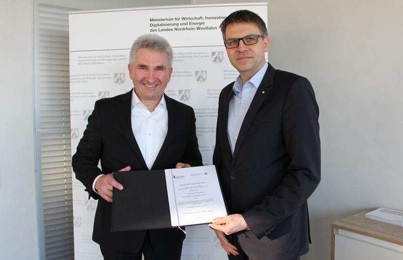 Minister Prof. Dr. Andreas Pinkwart und Hochschulpräsident Dr. Oliver Locker-Grütjen bei der Unterzeichnung der Kooperationsvereinbarung