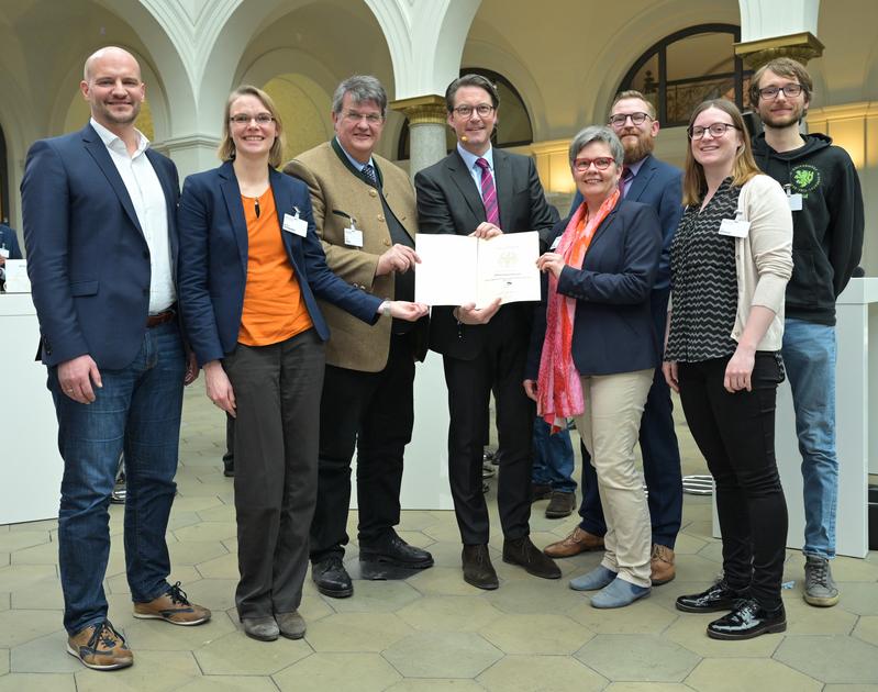 Die Wuppertaler Delegation bei der Vergabe des Förderbescheids in Berlin